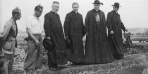 Prymas Polski August Hlond i arcybiskup krakowski ks. Adam Sapieha podczas zwiedzania terenu wykopalisk w Biskupinie w czerwcu 1936 r.