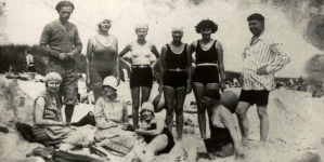 Anna i Monika Żeromskie z przyjaciółmi na plaży.