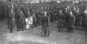 Przekazanie broni dla wojska na ręce marszałka Edwarda Rydza-Śmigłego, ufundowanej przez ludność powiatu wyrzyskiego 15.11.1936 r.