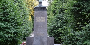 Pomnik Henryka Jordana w utworzonym przez niego parku w Krakowie (widok od tyłu).