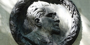 Medalion z grobu Władysława Stanisława Reymonta na Starych Powązkach w Warszawie.