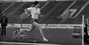 Irena Szewińska w biegu na mityngu lekkoatletycznym na stadionie warszawskiej Skry z okazji Święta Pracy 1.05.1972 r.