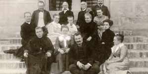 Portret rodziny Kwileckich przed pałacem w Dobrojewie.