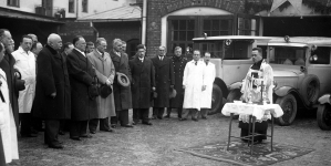 Uroczystość poświęcenia karetek pogotowia w Krakowie w kwietniu 1937 r.