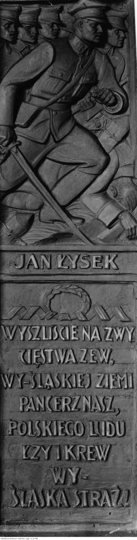 Fragment pomnika Cieszyńskiej Nike ku czci poległych legionistów.