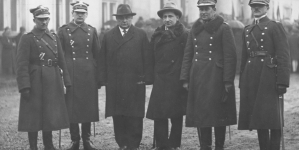 Delegacja z odznaką więźniów politycznych z lat 1914-1921 dla marszałka Józefa Piłsudskiego.