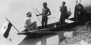 Podróżnik Kazimierz Nowak z tubylcami w łódce "Maryś" na brzegu rzeki Kasai.