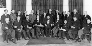 Uroczystość nadania "Orderu Białego Kruka" ze wstęgą Białej Myszy Stefanowi Dembemu w gmachu Biblioteki Ordynacji Krasińskich w Warszawie w 1930 r.