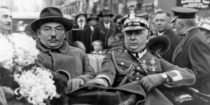 Wojewoda pomorski Stefan Kirtiklis w towarzystwie generała Stefana Pasławskiego na ulicach Torunia w 1933 r.