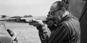 Operator Stanisław Wohl w trakcie realizacji filmu "Potem nastąpi cisza" w 1965 r.