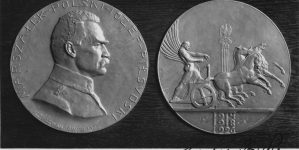 Medalion autorstwa Stanisława Lewandowskiego "Marszałek Polski Józef Piłsudski".