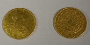 Złote okolicznościowe monety o nominale 100 dukatów króla Zygmunta III Wazy.