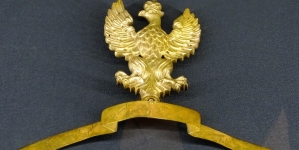 Głowica ze wstęgą chorągwi Legionu Polskiego na Węgrzech, którego dowódcą był gen. Józef Wysocki.
