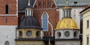Katedra na Wawelu z widocznymi kaplicami Wazów i Jagiellonów.