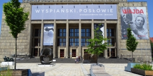 Gmach główny Muzeum Narodowego w Krakowie z banerami wystaw o Wyspiańskim i Wajdzie.