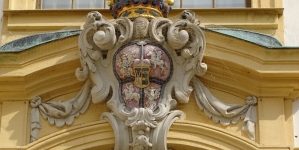 Kartusz z herbem Rzeczypospolitej powyżej głównego wejścia do pałacu Moritzburgu w Saksonii.