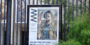 Afisz i baner wystawy "Na jednej strunie: Malczewski i Słowacki"  na gmachu Muzeum Narodowego w Warszawie.