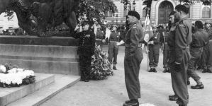 Składanie wieńca na Grobie Nieznanego Żołnierza przez dowódcę 1 Dywizji Pancernej gen. Stanisława Maczka podczas walk w Belgii we wrześniu 1944 r. .