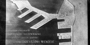 Pamiątkowa plakietka wręczona budowniczemu portu w Gdyni inż. Tadeuszowi Wendzie z okazji poświęcenia stoczni.