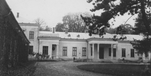 Pałac hrabiego Badeniego w Radziechowie - widok od strony dziedzińca.