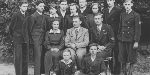 Członkowie samorządu szkolnego Prywatnego Gimnazjum im. Marszałka Stanisława Badeniego w Radziechowie,  1936 r.
