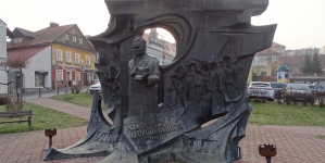 Pomnik gen. Leopolda Okulickiego na placu jego imienia w centrum Bochni.