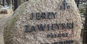Grób Jerzego Zawieyskiego na cmentarzu zakładu dla ociemniałych w Laskach pod Warszawą.