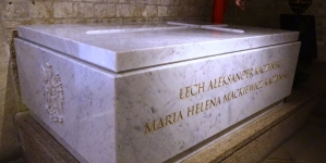 Sarkofag Lecha i Marii Kaczyńskich w krypcie pod wieżą Srebrnych Dzwonów na Wawelu.