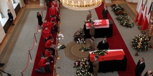 Wystawienie trumien pary prezydenckiej w Sali Kolumnowej Pałacu Prezydenckiego w dniu 14.04.2010 r.