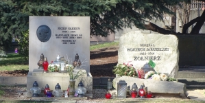 Groby Józefa Oleksego i Wojciecha Jaruzelskiego na Wojskowych Powązkach w Warszawie.