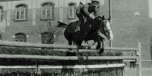Adam Królikiewicz na koniu w skoku przez przeszkodę w 1928 r.