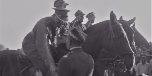 Wręczanie nagrody rotmistrzowi Adamowi Królikiewiczowi podczas zawodów w Siedlcach 14.08.1932 r.