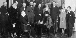 Dawid Przepiórka rozgrywający partię szachów w Warszawie w kwietniu 1926 r.