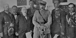 Marszałek Polski Józef Piłsudski zwiedza Wystawę Legionową ku czci dziesięciolecia Szczypiorny w Kaliszu 6.08.1927 r.