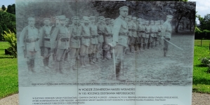 Nowoczesna tablica pamiątkowa przed szkołą w Stróży, gdzie w 1913 roku odbywała się Pierwsza Oficerska Szkoła Związku Strzeleckiego.