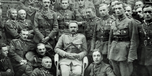 Marszałek Józef Piłsudski w otoczeniu żołnierzy i oficerów 64 Grudziądzkiego Pułku Piechoty.