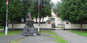 Pomnik Józefa Hallera obok kaplicy pod wezwaniem Matki Boskiej Zwycięskiej na cmentarzu Poległych w Bitwie Warszawskiej  w Ossowie.