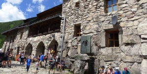 Schronisko "Murowaniec" na Hali Gąsienicowej w Tatrach z widoczną tablicą poświęconą Adamowi  Asnykowi.