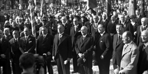 Uroczystość abdykacji króla Bractwa Kurkowego podczas uroczystości na Rynku Głównym Krakowa w czerwcu 1936 r.