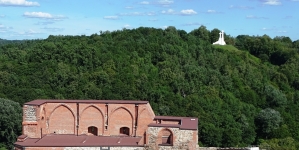 Widok z baszty Giedymina w Wilnie w kierunku pozostałości zamku książęcego i Trzech Krzyży.