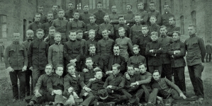 Uczniowie ósmej klasy oraz nauczyciele gimnazjum w Dębicy w 1911 r.