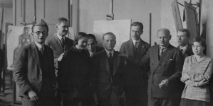 Profesor Felicjan Kowarski oraz uczniowie Szkoły Sztuk Pięknych w Warszawie, listopad 1929 r.