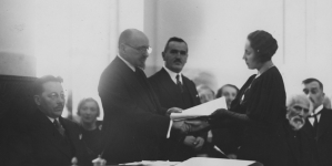Rektor Akademii Stomatologicznej w Warszawie profesor Roman Nitsch wręcza dyplom jednej z absolwentek akademii 8.12.1933 r.