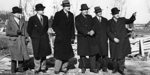 Zwiedzanie terenu pod budowę pawilonów wystawy światowej w Nowym Jorku w 1939 r.