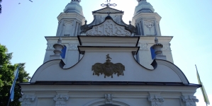 Brama i wieże kościół Świętych Apostołów Piotra i Andrzeja w Jedlińsku.