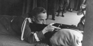 Gen. bryg. Stanisław Skwarczyński oddaje strzał honorowy z karabinka sportowego wz. 31 na strzelnicy.