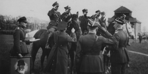 Wręczenie nagród w zawodach jeździeckich. podczas Święta 15 Pułku Ułanów Poznańskich w kwietniu 1934 r.