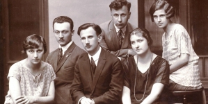 Jadwiga Pini-Suchodolska w towarzystwie grupy osób.