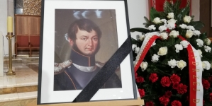Portret Maurycego Mochnackiego wystawiony podczas Mszy pogrzebowej w Katedrze Polowej w Warszawie.