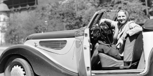 Aktorka Teresa Suchecka w swoim samochodzie na krakowskiej ulicy w 1938 r.